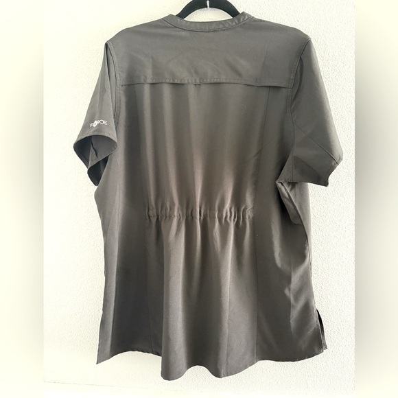 Carhartt women’s Black Short Sleeve scrub Shirt size XL - Picture 2 of 8